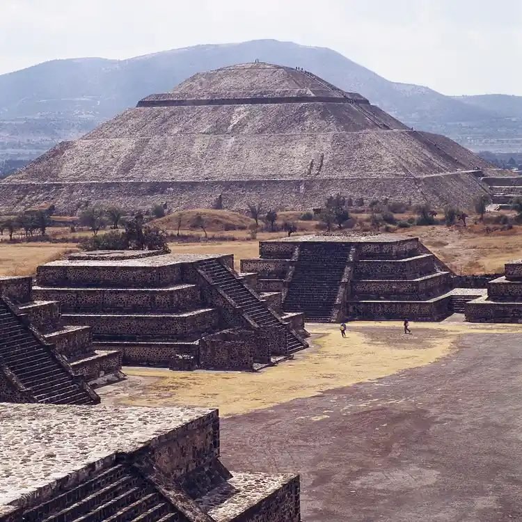 3 Day Tour Through Mexico City, Xochimilco, University City, National  Museum of Anthropology, Sun and Moon Pyramids, Basilica of Our Lady of  Guadalupe, and Plaza de la Constitución