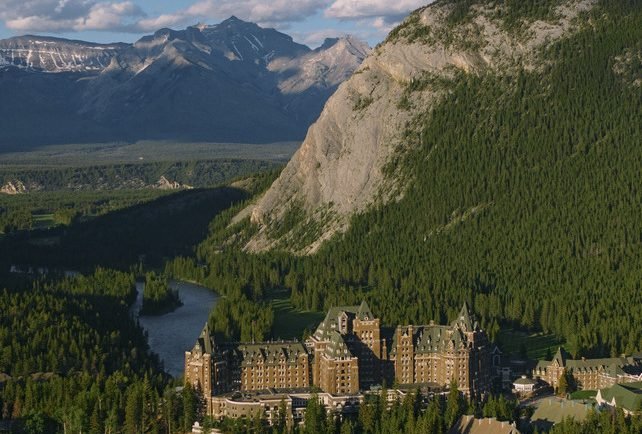 It’s The Best || 5 Day Tour Through Banff National Park, Columbia Glacier, Moraine  Lake, Yoho National Park, and BC Wildlife Park