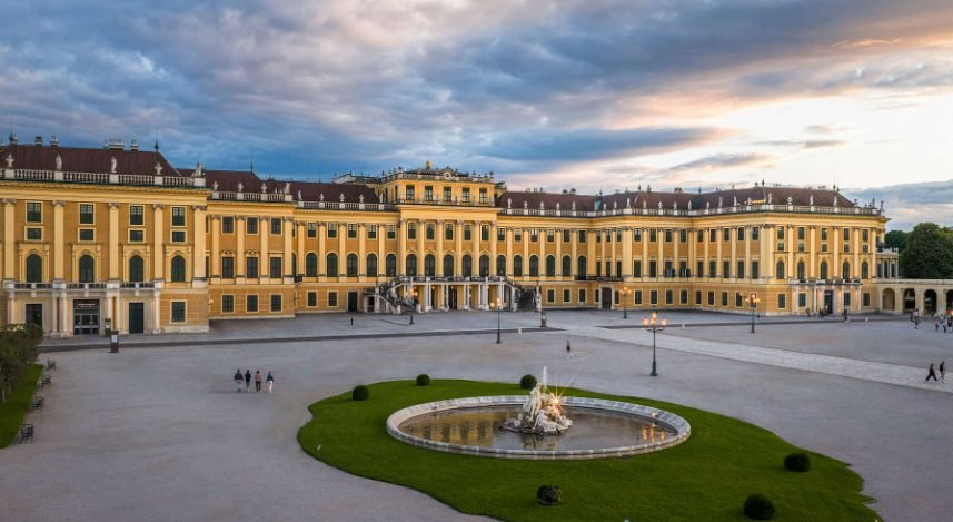 Small Group Tour (No more than 6 people) | Budapest to Vienna: Austria-Czech-Hungary-Switzerland Tour (8-Day) from the Danube to the Vltava River