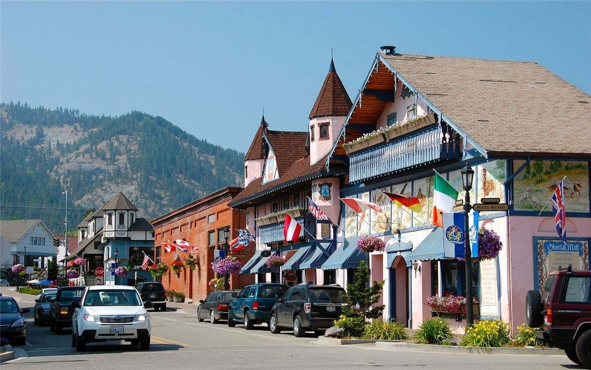 1 Day-Tour to Snoqualmie Falls and Leavenworth(Departs on Mon, Wed and Sat. fron April to October, departs on Mon, Wed, Sat and Sun.)