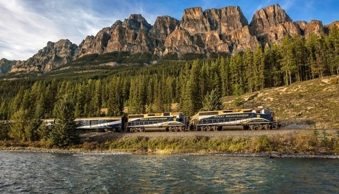 Vancouver Airport Pickup+Banff-Vancouver " Rocky Mountaineer " 5-day Train Tour